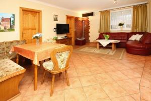 SewekowにあるFeriensiedlung Am Grundlossee in Sewekowのテーブルとソファのあるリビングルーム