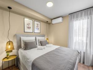 Giường trong phòng chung tại Family apartment in Novigrad