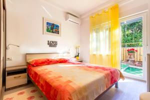 a bedroom with a bed and a window at Rooms Vilena in Medulin