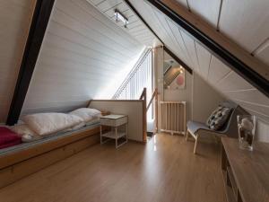 Cette chambre dispose d'un lit et d'un escalier. dans l'établissement Bungalow in North Holland coast, à Sint Maartenszee
