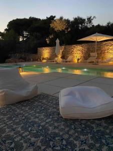 Bazén v ubytování Luxury - Trullo dei Silvi 2 by Salento Prime nebo v jeho okolí
