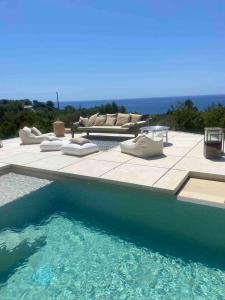 Bazén v ubytování Luxury - Trullo dei Silvi 2 by Salento Prime nebo v jeho okolí