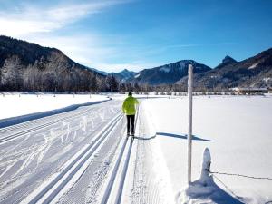 キルヒベルク・イン・チロルにあるGipfelglück Classicの雪の中でクロスカントリースキーをしている人