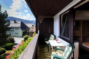 a balcony with a table and chairs on a house at Holiday flats in St Georgen am Kreischberg in Sankt Georgen ob Murau