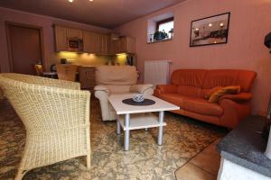 a living room with a couch and a table at Ferienanlage Landlust, Muehlental in Oberwürschnitz