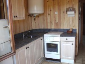 Una pequeña cocina con fregadero y estufa. en Chalet in Saulxures near Ski Resorts, en Saulxures-sur-Moselotte
