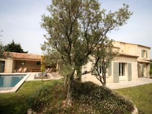 una casa con un árbol y una piscina en Mas in Eygalières with Heated Pool, en Eygalières