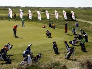 un grupo de personas jugando al golf en un campo de golf en Rømø Resort Wellness and Spa, en Sønderby 37 fotos más