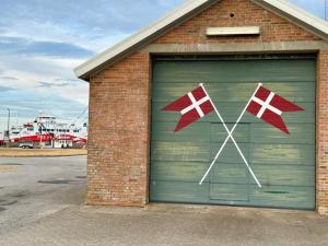 Una puerta de garaje con dos cruces pintadas en ella en Rømø Resort Wellness and Spa, en Sønderby
