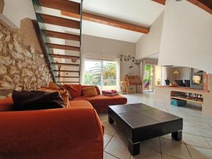 un salon avec deux canapés et une table dans l'établissement Stay, Saint-André-de-Roquelongue, à Saint-André-de-Roquelongue 32 autres photos