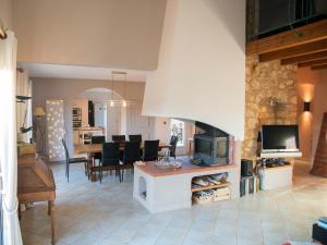 un salon avec cheminée et une salle à manger dans l'établissement Stay, Saint-André-de-Roquelongue, à Saint-André-de-Roquelongue