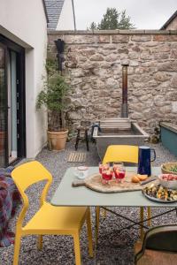 - une table et deux chaises avec de la nourriture sur la terrasse dans l'établissement Number 2 Steading Cottage, à Banchory