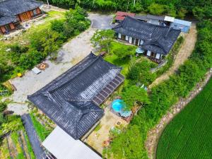 an overhead view of a house with a roof at boseong sujinhanog pensyeon in Boseong +17 photos