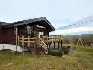 TennevilleにあるQuiet chalet with panoramic view and fenced gardenの玄関につながる木製の傾斜のある家 +32枚の写真
