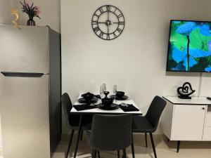 Η κουζίνα ή μικρή κουζίνα στο Reem Luxe Studio - Stylish Stay with Pool Access Near Reem Mall