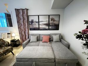 Χώρος καθιστικού στο Reem Luxe Studio - Stylish Stay with Pool Access Near Reem Mall