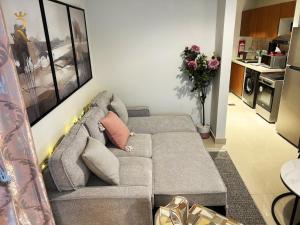 Η κουζίνα ή μικρή κουζίνα στο Reem Luxe Studio - Stylish Stay with Pool Access Near Reem Mall +29 φωτογραφίες