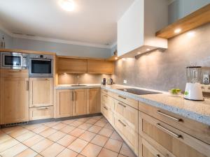 Una cocina con gabinetes de madera y un fregadero. en Charming French Villa with Pool, en Cébazan 16 fotos más