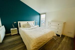 Galeriebild der Unterkunft Bright apt with nice balcony - near beach in La Rochelle