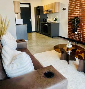 un soggiorno con un divano e un tavolo di Modern Gem Near Mall of Africa! a Kyalami