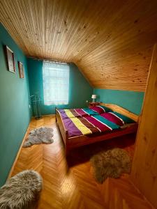 En eller flere senge i et værelse på Laura Apartman Balatonmáriafürdő