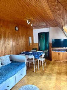 Et opholdsområde på Laura Apartman Balatonmáriafürdő + 23 billeder