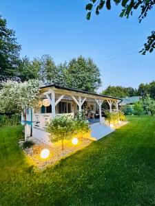 a gazebo in the middle of a yard at Domek holenderski Hampton in Dominice