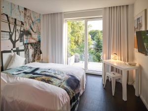 a hotel room with a bed and a window at Das kleine Schwarze - Bed & Breakfast in Hamburg