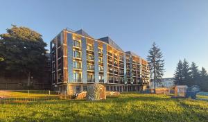 un grand bâtiment au milieu d'un champ dans l'établissement Summit of Saxony Resort Oberwiesenthal, à Kurort Oberwiesenthal