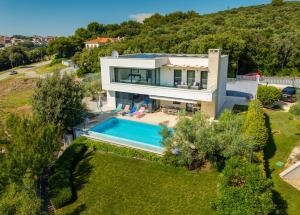 una vista aerea di una casa con piscina di Villa Sara a Vrsar