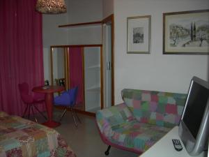 ein Wohnzimmer mit Sofa und Sessel in der Unterkunft Hotel Il Falchetto in Pontedera