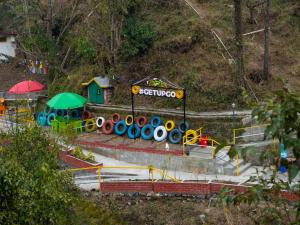 Фотография из галереи The Hosteller Mussoorie By the Streamside, Kempty в городе Массури