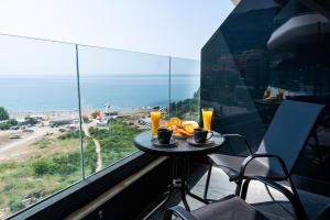 贝西奇Apartman Katica的阳台上的桌子上摆放着食物和橙汁