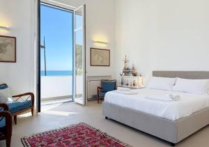 Giường trong phòng chung tại Solemar Sicilia - Villa Regina Elena +17 ảnh