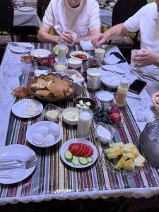 Una mesa con platos de comida encima en Bukhara house hotel, en Bukhara