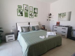 En eller flere senge i et værelse på Villa Desy + 17 billeder