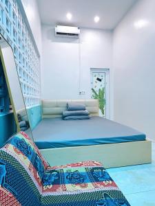 una camera da letto con un letto in una stanza di Thanh Sơn Homestay-Cao Bằng a Cao Bằng Altre 65 foto