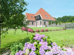 Κήπος έξω από το Holiday Home near Dutch Coast & Sauna