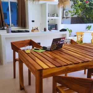 Kuchyň nebo kuchyňský kout v ubytování Exquisite Double Storey Luxury Retreat 90m from Paje Beach Zanzibar Ideal Prime location Tv wifi aircon and Private Pool + 82 fotografií