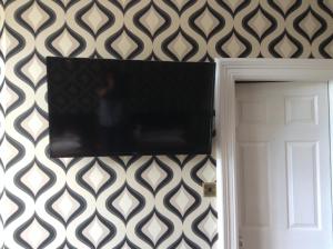 A television and/or entertainment centre at Braehead Guest House