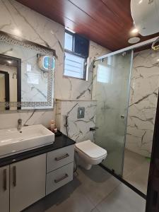 ein Badezimmer mit Waschbecken, Toilette und Dusche in der Unterkunft KRIPA KUNJ -Cozy Stay like home in Varanasi