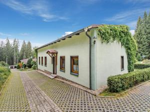 a small white house on a brick road at Forest Retreat in Jägersgrün in Bad Reiboldsgrün