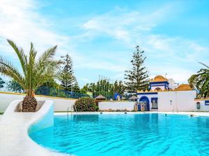 ein Schwimmbad vor einem Gebäude mit einer Moschee in der Unterkunft Holiday home in Roquetas de Mar by the sea in Roquetas de Mar + 94 Fotos