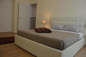 ローマにあるLuxury Apartment in Rattazziのベッドルーム1室(大型ベッド1台、枕付)