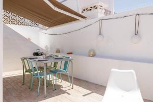 a dining room with a table and chairs at Casa 23 in Olhão