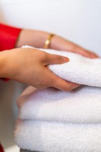リムリックにあるClayton Hotel Limerickの女性がタオルの山の上にタオルを重ねている +31枚の写真