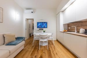 O bucătărie sau chicinetă la Porta Venezia bilocale moderno +14 fotografii