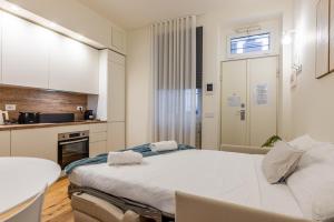 O bucătărie sau chicinetă la Porta Venezia bilocale moderno