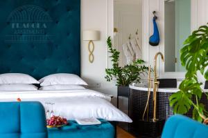 een slaapkamer met een bed en een blauwe muur bij Feniks Fragola Apartments in Krakau +31 foto's