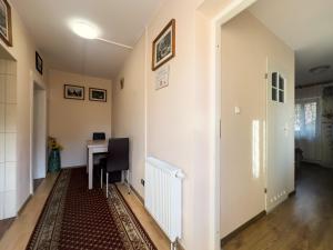 Una televisión o centro de entretenimiento en Pokoje Gościnne U Haliny